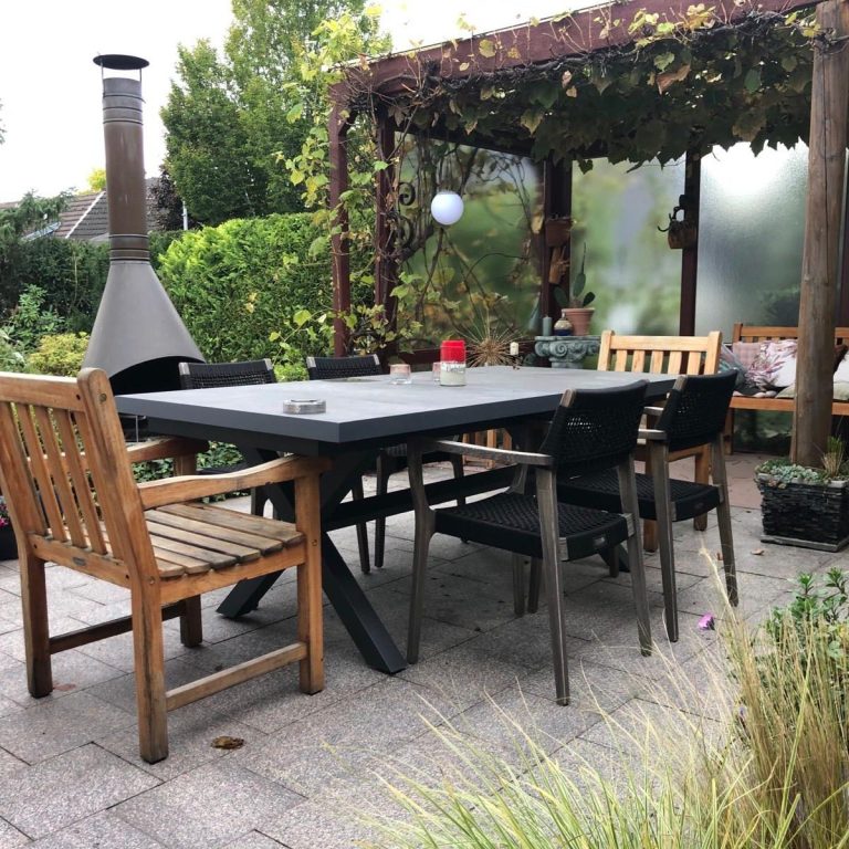 Bild aus einer Immobilie, Blick in auf die Terrasse mit Möbeln.