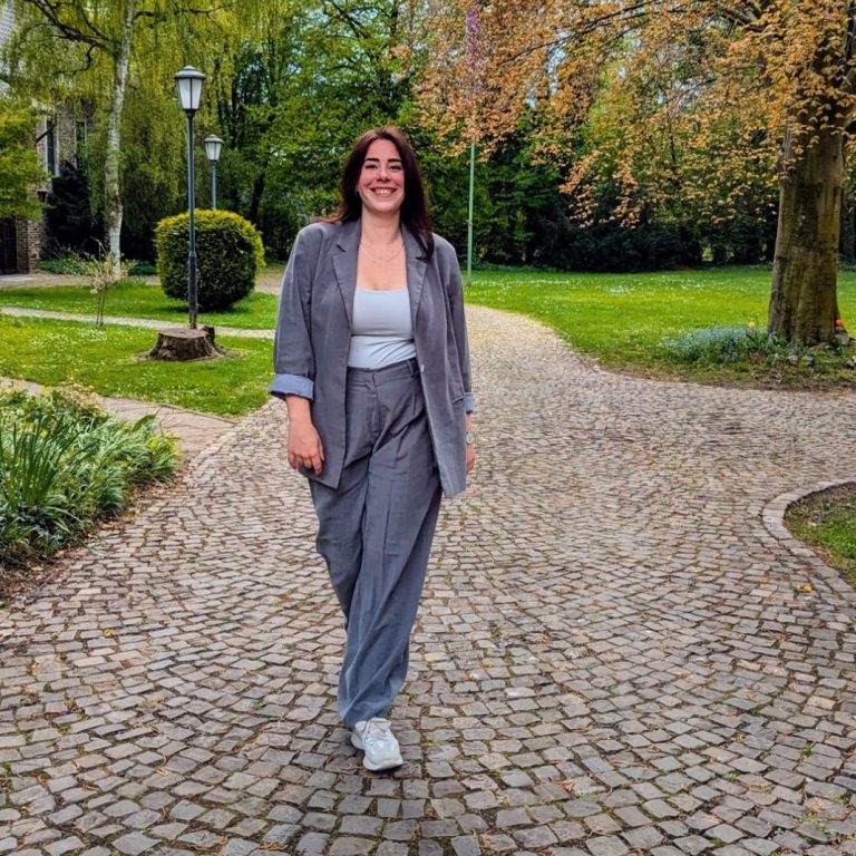 Ganzkörperportrait der Maklerin Tabea Erz