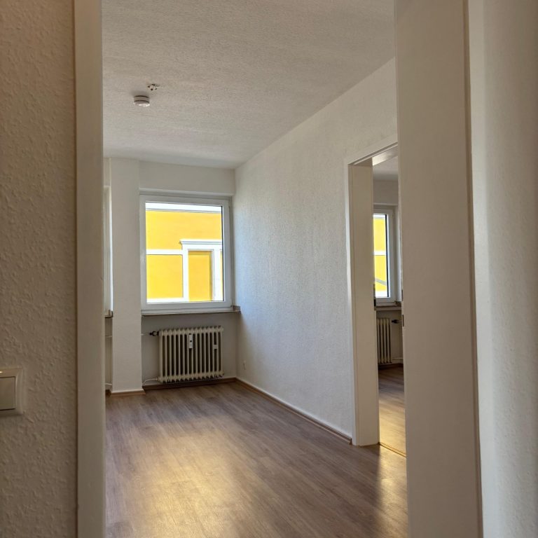 Bild aus einer Immobilie, Blick aus dem Flur in ein Zimmer.
